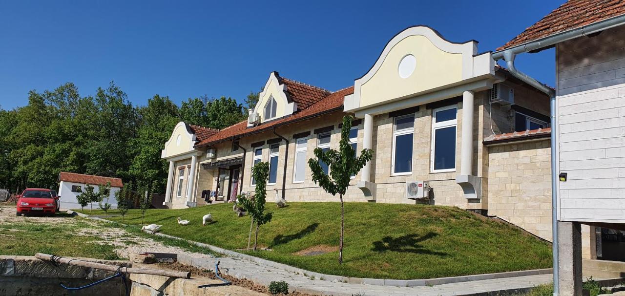 Apartmani Bojeresku 네고틴 외부 사진